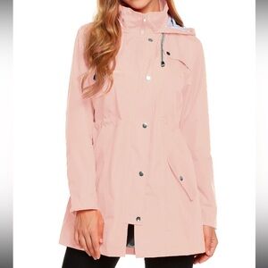 Lightweight hooded active rain jacket 🧥